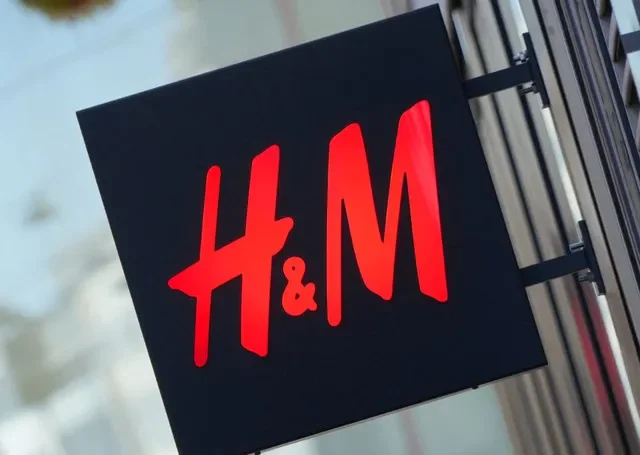 ภาพแฟ้ม: โลโก้ของ H&M จัดแสดงอยู่นอกร้านค้าในกรุงสตอกโฮล์ม ประเทศสวีเดน วันที่ 23 กันยายน 2025 REUTERS/Tom Little/File Photo