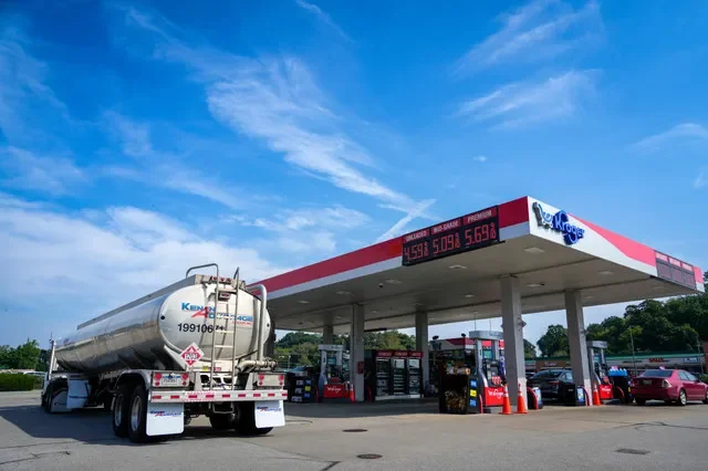 O preço da gasolina comum está na faixa de US$ 4,50 em um posto de gasolina Kroger em Milford, Ohio, na quarta-feira, 16 de setembro de 2026.