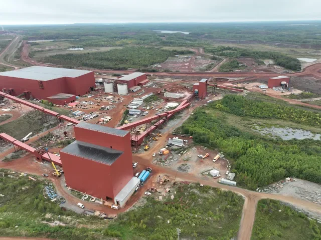 صورة جوية لمنجم خام الحديد التابع لشركة Mesabi Metallics قيد الإنشاء في مينيسوتا.