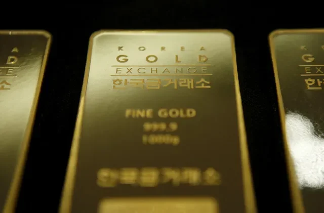 FOTO DE ARCHIVO: Lingotes de oro de un kilogramo en la Bolsa de Oro de Corea en Seúl, Corea del Sur, el 31 de julio de 2015. REUTERS/Kim Hong-Ji/File Photo