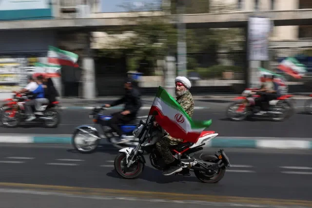 Um clérigo iraniano anda de motocicleta enquanto participa de uma marcha em Teerã, Irã, em 25 de setembro de 2026. Majid Asgaripour/WANA
