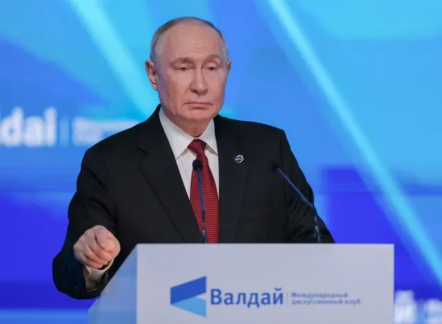 El presidente ruso, Vladímir Putin, pronuncia un discurso durante una sesión plenaria del Club de Debate Valdái en Moscú, Rusia, el 1 de octubre de 2026. REUTERS/Ramil Sitdikov