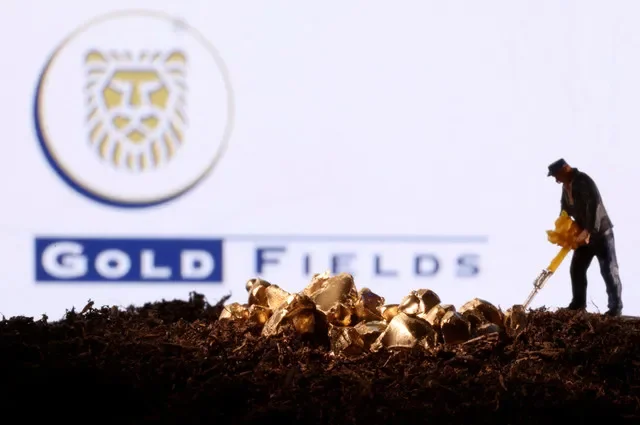 صورة من الأرشيف: مجسم لعبة صغير وذهب مقلد أمام شعار Gold Fields في هذا الرسم التوضيحي الملتقط في 19 نوفمبر 2021. REUTERS/دادو روفيتش/رسم توضيحي/صورة من الأرشيف