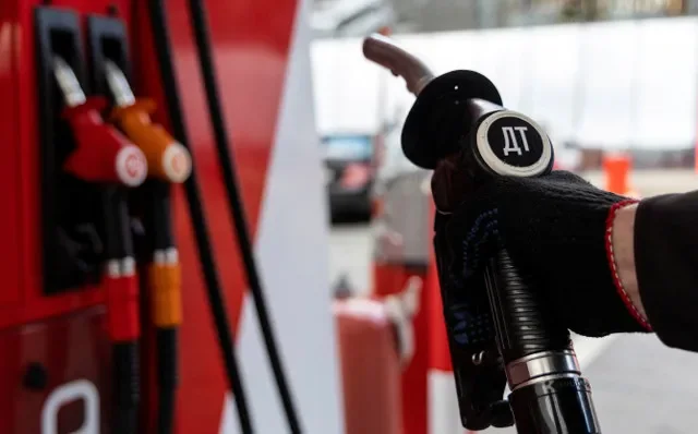 An employee holds a diesel fuel pump nozzle at a petrol station of Neftmagistral company in Moscow, Russia, September 8, 2023. REUTERS/Maxim Shemetov