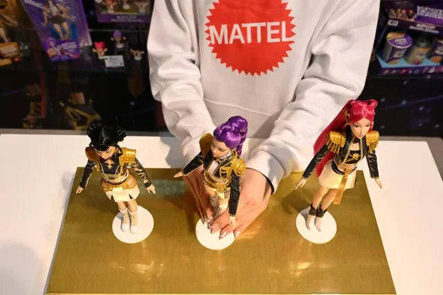 ภาพแฟ้ม: หุ่นจำลองจากซีรีส์ของเล่น "KPop Demon Hunters" จัดแสดงที่บูธของ Mattel ในงานแสดงของเล่นนูเรมเบิร์ก ณ เมืองเนิร์นแบร์ก ประเทศเยอรมนี เมื่อวันที่ 26 มกราคม 2026 รอยเตอร์/ แองเจลิกา วาร์มูธ/ภาพแฟ้ม