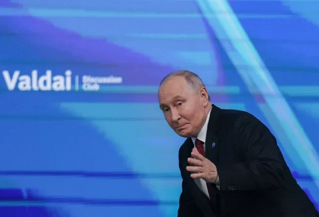 O presidente russo Vladimir Putin gesticula ao participar de uma sessão plenária do Clube de Debates Valdai em Moscou, Rússia, em 1 de outubro de 2026. REUTERS/Ramil Sitdikov