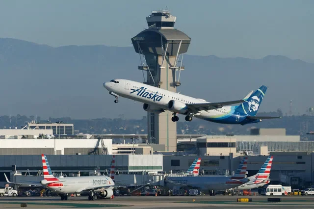 แฟ้มภาพ: เครื่องบินพาณิชย์ของ Alaska Airlines บินขึ้นจากท่าอากาศยานนานาชาติลอสแอนเจลิส ในลอสแอนเจลิส รัฐแคลิฟอร์เนีย สหรัฐอเมริกา วันที่ 6 พฤศจิกายน 2025