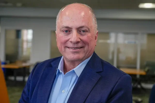 El candidato independiente a gobernador Ken Block, en la oficina de The Providence Journal en septiembre de 2026.