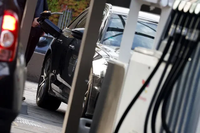 Una persona reposta un vehículo en una gasolinera mientras entra en vigor la rebaja fiscal del gobierno alemán sobre los carburantes, en Berlín, Alemania, 1 de octubre de 2026. REUTERS/Axel Schmidt
