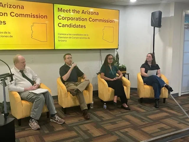 El candidato por inserción por escrito del Partido Verde Mike Cease (desde la izquierda), el demócrata Jonathon Hill, la demócrata Clara Pratte y la moderadora Reagan Priest asisten al debate por dos puestos en la Comisión de Corporaciones de Arizona el 2 de octubre de 2026. Cease, Hill y Pratte compiten por un puesto en la comisión.