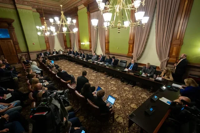El Comité de Medios y Arbitrios del Senado de Iowa celebra una reunión durante una sesión especial sobre los incentivos fiscales propuestos para una acería en el condado de Lee, el viernes 2 de octubre de 2026 en Des Moines.