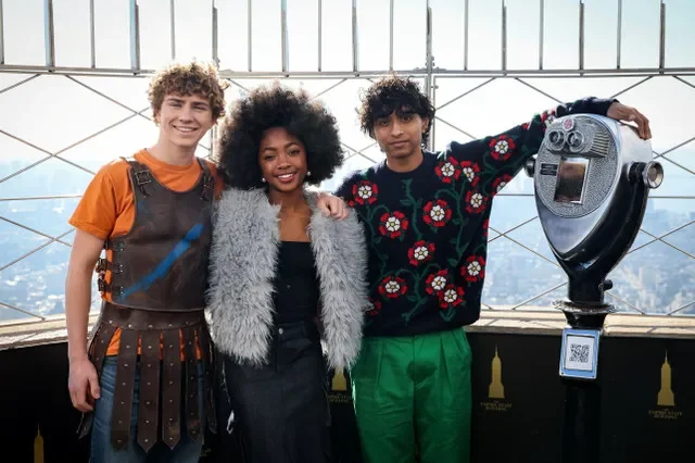 FOTO DE ARCHIVO: Walker Scobell, Leah Sava Jeffries y Aryan Simhadri posan durante una rueda de prensa de Percy Jackson y los dioses del Olimpo en el Empire State Building de la ciudad de Nueva York, Estados Unidos, el 12 de diciembre de 2023.