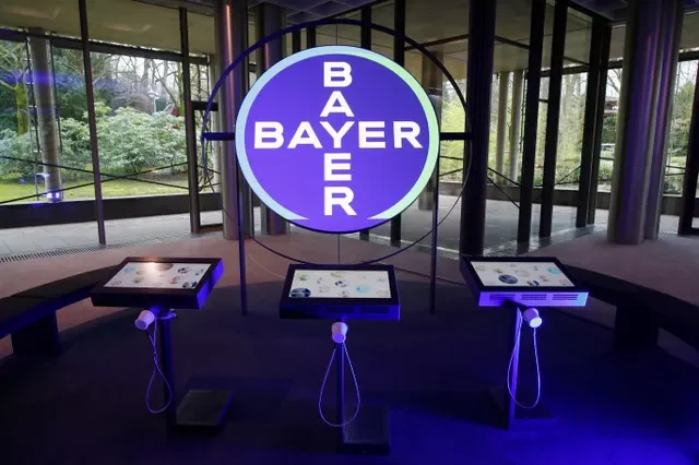 FOTO DE ARQUIVO: O logotipo da Bayer AG é visto em um showroom da fabricante alemã de medicamentos onde ocorre a coletiva de imprensa sobre os resultados anuais em Leverkusen, Alemanha, em 27 de fevereiro de 2020.