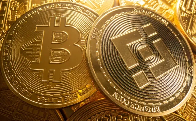 صورة أرشيفية: تمثيل للعملة المشفرة بيتكوين وBinance يظهر في هذا الرسم التوضيحي الملتقط في 6 أغسطس 2021. REUTERS/دادو روفيتش/رسم توضيحي/صورة أرشيفية