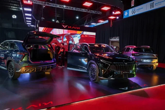 Veículos Kaik são exibidos durante o primeiro salão de automóveis chineses enquanto montadoras chinesas se expandem na Argentina com as medidas de abertura de mercado do governo impulsionando a concorrência no setor automotivo em Buenos Aires, Argentina, em 2 de outubro de 2026. REUTERS/Alessia Maccioni