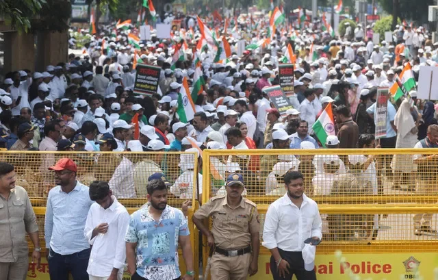 Simpatizantes se concentran tras una barricada durante una protesta que exige la dimisión del comisionado jefe electoral de la India, Gyanesh Kumar, organizada por Shiv Sena (UBT) y Maharashtra Navnirman Sena (MNS) en Bombay, India, el 4 de octubre de 2026. REUTERS/Francis Mascarenhas