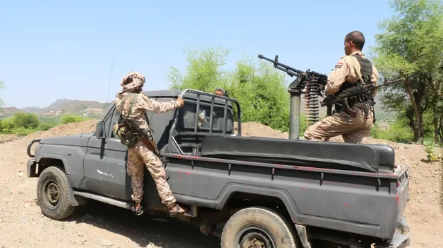 Miembros de las fuerzas del gobierno yemení respaldadas por Arabia Saudita viajan en una camioneta militar mientras patrullan una carretera que conduce a una línea de frente de enfrentamientos con combatientes hutíes alineados con Irán, en la provincia de Taiz, Yemen, 30 de septiembre de 2026. REUTERS/Ebrahim Al-Suhaibi