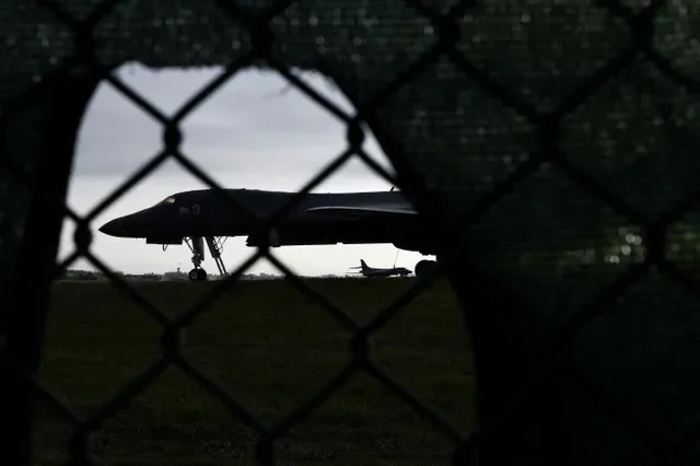 Máy bay ném bom B-1B Lancer tại căn cứ không quân RAF Fairford, nơi đồn trú của lực lượng Không quân Mỹ, ở Fairford, Gloucestershire, Anh vào ngày 27 tháng 9 năm 2026. Theo cảnh sát, các biện pháp an ninh đã được tăng cường quanh căn cứ không quân sau khi cảnh sát bắt giữ nhiều người vì nghi ngờ phạm tội theo Đạo luật Chất nổ. REUTERS/Toby Shepheard