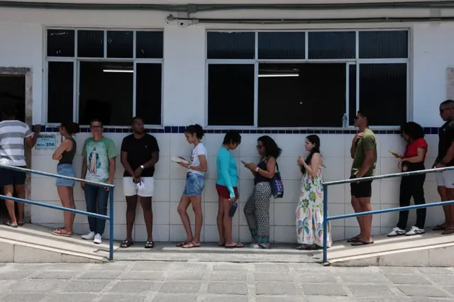 Personas hacen fila para votar durante las elecciones generales de Brasil, en Salvador, Brasil, el 4 de octubre de 2026. REUTERS/Antonello Veneri