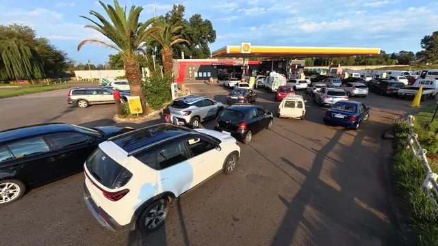صورة أرشيفية: طابور من السيارات عند محطة وقود تابعة لشركة Shell في جوهانسبرغ، جنوب إفريقيا، في 31 مارس 2026.