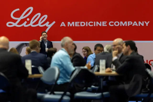 แฟ้มภาพ: โลโก้ของ Eli Lilly จัดแสดงในการประชุมนานาชาติ BIO 2026 ซึ่งเป็นการประชุมของผู้นำด้านเภสัชกรรมและเทคโนโลยีชีวภาพ ณ เมืองซานดิเอโก รัฐแคลิฟอร์เนีย สหรัฐฯ เมื่อวันที่ 23 มิถุนายน 2026 รอยเตอร์/ไมค์ เบลก/ภาพไฟล์