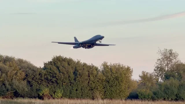 Một máy bay ném bom B-1 cất cánh từ căn cứ không quân RAF Fairford khi Mỹ rút các máy bay ném bom B-1 một tuần sau khi nhiều người đàn ông bị bắt vì nghi ngờ phạm tội theo Đạo luật Chất nổ, trong ảnh chụp màn hình thu được từ video trên mạng xã hội tại Fairford, Gloucestershire, Anh vào ngày 4 tháng 10 năm 2026. @CraigYoungMedia qua X/qua REUTERS