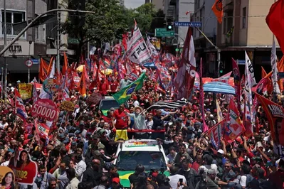 Candidatos do Brasil encerram campanhas