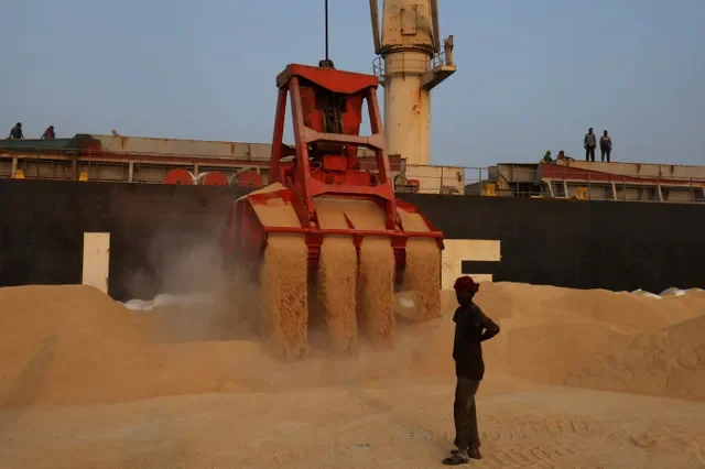 FILE PHOTO: A crane carries soybean meal to load it onto a cargo ship at the Deendayal Port in Kandla, in the western state of Gujarat, India, September 25, 2024. REUTERS/Amit Dave/File Photo