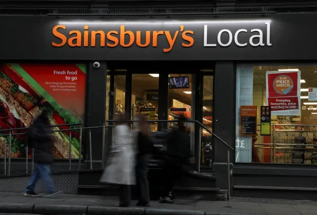 2026年1月7日,英國倫敦,一群人走過一間Sainsbury’s Local便利店。REUTERS/柯瑞·魯迪