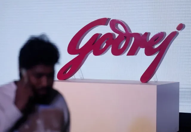رجل يمر بجوار شعار العلامة التجارية الجديد لشركة Godrej خلال فعالية في مومباي، الهند، 28 نوفمبر 2024. رويترز/فرانسيس ماسكارينهاس