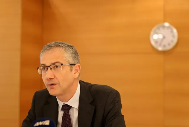 FOTO DE ARCHIVO: El gobernador del Banco de España, Pablo Hernández de Cos, asiste a una rueda de prensa en Nicosia, Chipre, el 6 de febrero de 2024. REUTERS/Yiannis Kourtoglou/Foto de archivo