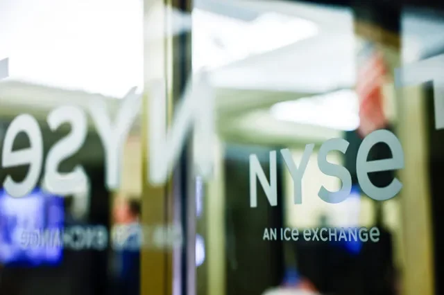 شعار بورصة نيويورك (NYSE) على باب في بورصة نيويورك في مدينة نيويورك، الولايات المتحدة، 29 سبتمبر 2026. REUTERS/جينا مون