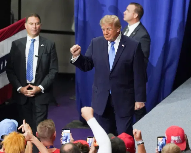 El presidente Donald Trump sube al escenario para hablar en un mitin en la escuela secundaria Butler el sábado 3 de octubre de 2026, en Vandalia, Ohio. El presidente Donald Trump hablará en el evento.
