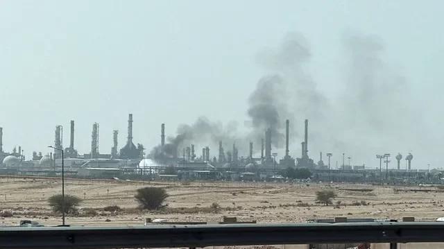 ควันลอยขึ้นจากเหตุเพลิงไหม้ที่โรงกลั่น Aramco ทางตอนใต้ของริยาด ซาอุดีอาระเบีย 3 ตุลาคม 2026 ภาพถ่ายด้วยโทรศัพท์มือถือ REUTERD/Stringer