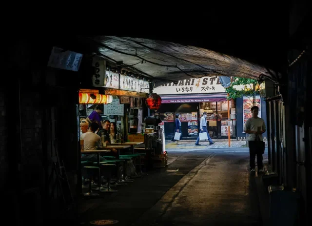 Mọi người đi bộ trong một khu phố ẩm thực ở Tokyo, Nhật Bản, ngày 15 tháng 6, 2026.