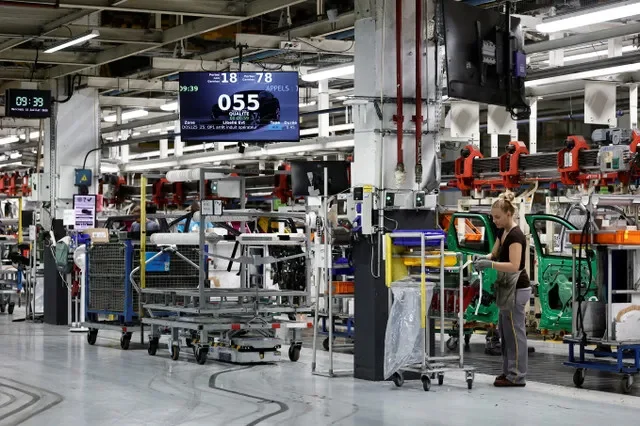 Trabajadores en la línea de montaje de automóviles para el coche eléctrico Renault R5 E-Tech en la fábrica de Renault del complejo Ampere ElectriCity en Douai, Francia, el 15 de julio de 2026. REUTERS/Benoit Tessier