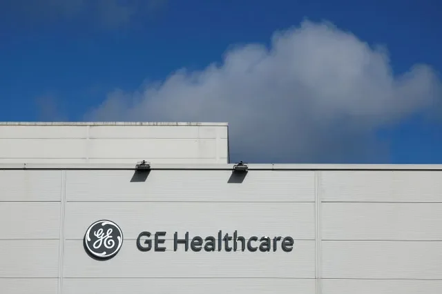 شعار GE Healthcare يظهر على مصنعها في مجمع هيئة التنمية الصناعية في كاريغتوهيل، مقاطعة كورك، أيرلندا، 28 مارس 2025. رويترز/كلودا كيلكوين