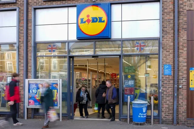 Clientes caminan frente a una sucursal de Lidl en Londres, Gran Bretaña, el 30 de diciembre de 2025. REUTERS/Maja Smiejkowska