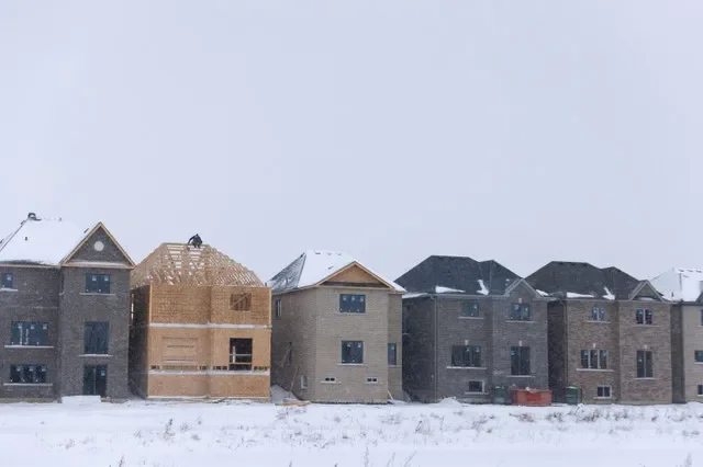Una hilera de casas en construcción en un desarrollo residencial en Alliston, Ontario, al norte de Toronto, el 16 de enero de 2025.