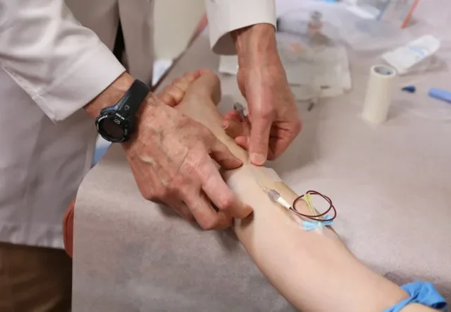 FOTO DE ARQUIVO: Um médico ajusta um soro intravenoso para administrar medicamentos a um paciente em tratamento em Manhattan, Nova York, Estados Unidos, em 1º de maio de 2020. REUTERS/Caitlin Ochs/Foto de arquivo