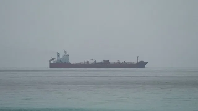 FOTO DE ARCHIVO: El petrolero JORYA navega en el mar cerca de la costa de Omán, visto desde Musandam, Omán, el 25 de junio de 2026. REUTERS/Stringer/File Photo