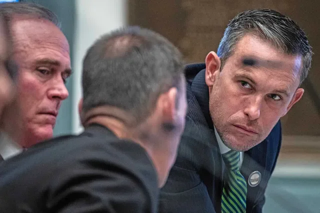 El representante Michael Smith escucha durante la segunda audiencia del comité especial bipartidista de reevaluación de la propiedad en la Cámara de Representantes en Legislative Hall en Dover, el 2 de diciembre de 2025.
