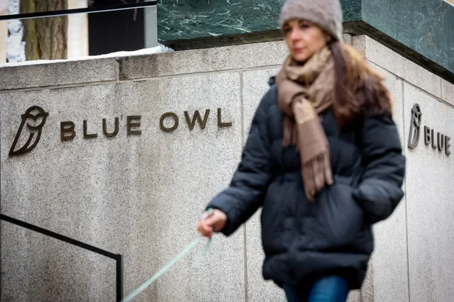 Logo của Blue Owl Capital hiển thị trên một tòa nhà văn phòng ở trung tâm Manhattan, Thành phố New York, Hoa Kỳ, ngày 24 tháng 2 năm 2026. REUTERS/Brendan McDermid