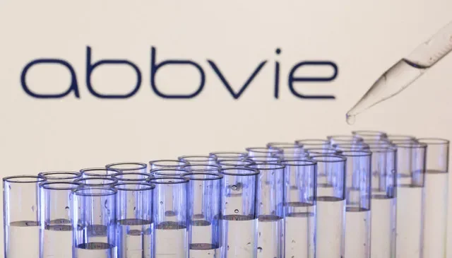ภาพแฟ้ม: หลอดทดลองวางอยู่หน้าโลโก้ AbbVie ในภาพประกอบนี้ ถ่ายเมื่อวันที่ 21 พฤษภาคม 2021 รอยเตอร์/ดาโด รูวิช/ภาพประกอบ/ภาพแฟ้ม