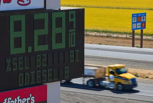 Um caminhão passa por uma placa anunciando o preço do diesel ao longo da Rodovia Interestadual 5 em Williams, Califórnia, EUA, em 28 de setembro de 2026. REUTERS/Fred Greaves