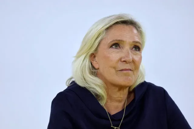 Lãnh đạo phe cực hữu và nghị sĩ Pháp Marine Le Pen, Chủ tịch nhóm nghị sĩ của đảng Tập hợp Quốc gia, tham gia cuộc tranh luận với các ứng cử viên khác cho cuộc bầu cử tổng thống Pháp năm 2027 trong khuôn khổ diễn đàn mùa hè của MEDEF "La Rencontre des Entrepreneurs de France, La REF" tại Paris, Pháp, ngày 27 tháng 8 năm 2026. REUTERS/Stephanie Lecocq