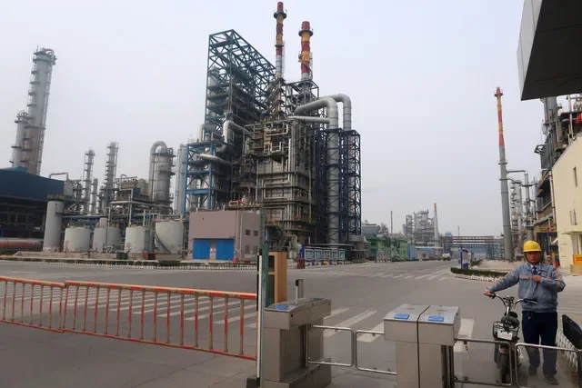 FOTO DE ARCHIVO: Un hombre es visto en una salida de las plantas de refinería de Chambroad Petrochemicals en Binzhou, provincia de Shandong, China, el 24 de octubre de 2019. Foto tomada el 24 de octubre de 2019. REUTERS/Stringer/File Photo