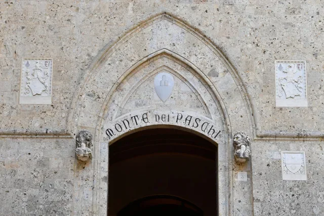 ทัศนียภาพทางเข้าสำนักงานใหญ่ของ Monte dei Paschi di Siena (MPS) ในเมืองเซียนา ประเทศอิตาลี วันที่ 11 สิงหาคม 2021 REUTERS/เจนนิเฟอร์ ลอเรนซินี