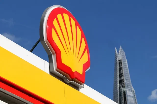 شعار Shell معروض في محطة وقود، مع ظهور ناطحة السحاب ذا شارد في الخلفية، في لندن، بريطانيا، في 2 أكتوبر 2026. رويترز/توبي ميلفيل