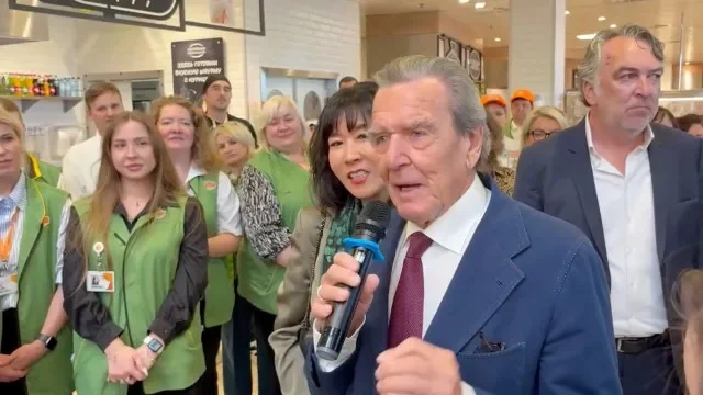 Former German Chancellor Gerhard Schroeder visits an outlet of Russian retailer Hyperglobus after joining its supervisory board in Moscow, Russia, October 7, 2026, in this still image taken from video. RBC/Handout via REUTERS